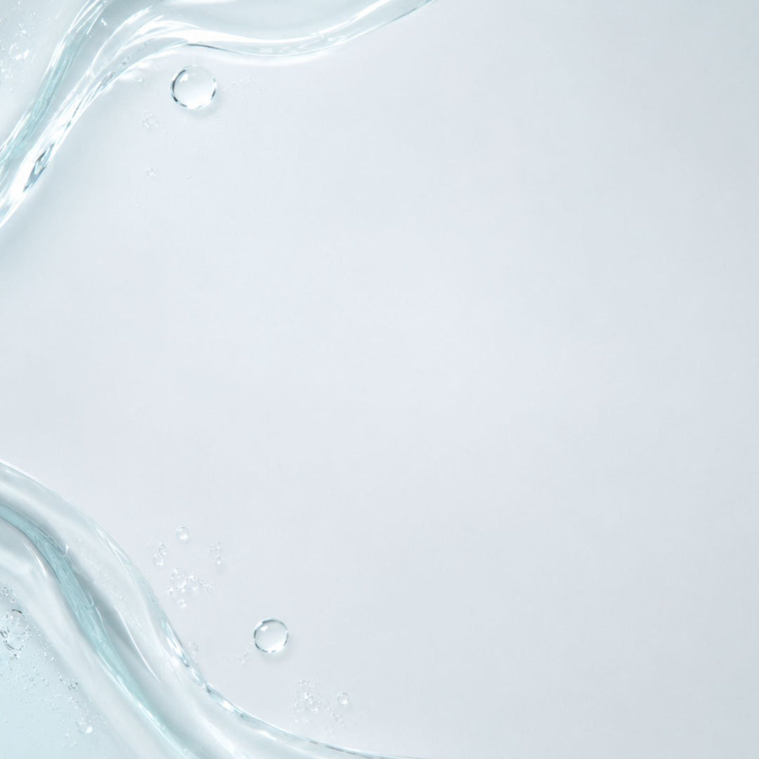 Erfrischende, hellblaue Gel-Textur mit Wassertropfen der Pflegelinie Skinouville für maximale Feuchtigkeit.