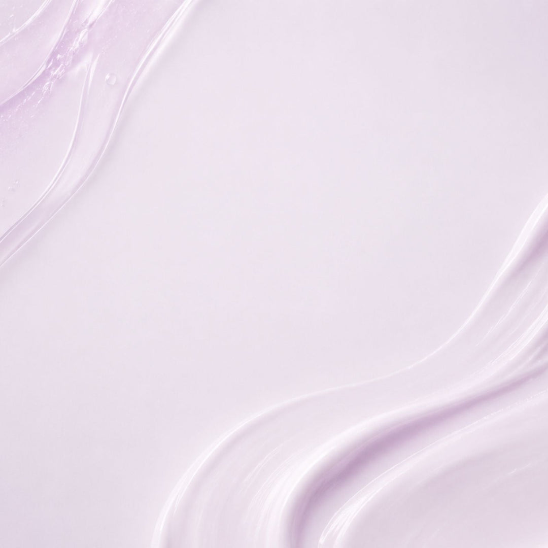 Sanfte, pastell-violette Creme-Textur der Kosmetiklinie SKinaturelle für beruhigende Naturkosmetik-Pflege.
