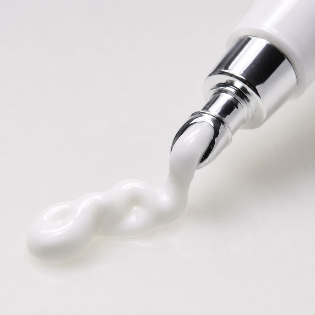 Careskin Eye Cream Tube mit Metallapplikator Nahaufnahme – weiße Augencreme wird aus der Tube gedrückt
