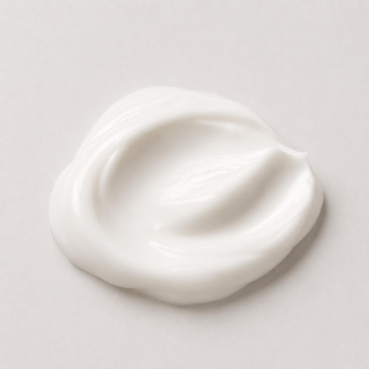 Careskin Nachtcreme Textur Nahaufnahme – reichhaltige weiße Creme-Textur auf hellgrauem Hintergrund