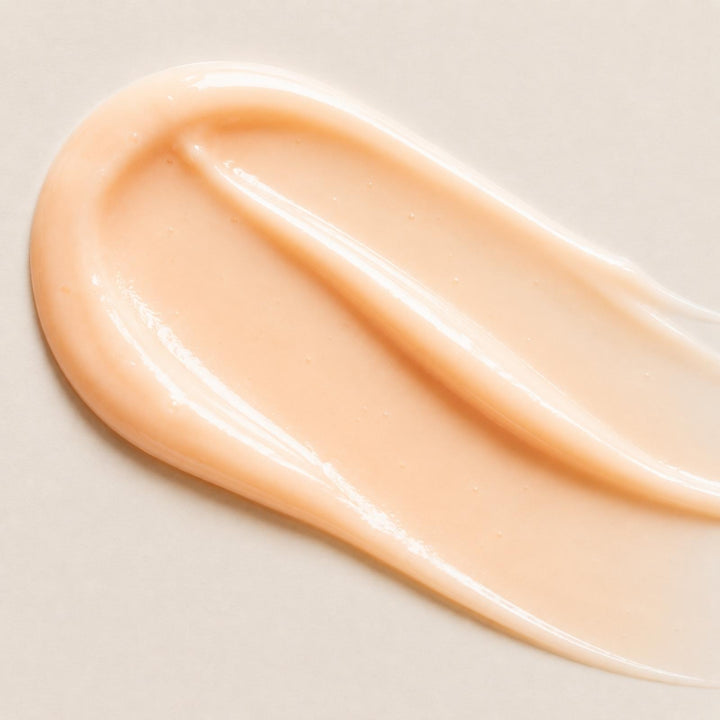 Careskin Peeling Textur Nahaufnahme – pfirsichfarbene Enzyme Peeling-Textur auf beigem Hintergrund