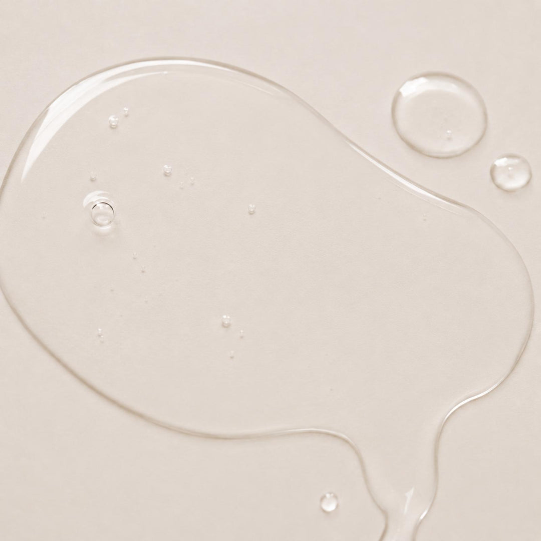 Careskin Tonic Textur Nahaufnahme – klare leichte Gesichtswasser-Textur auf beigem Hintergrund