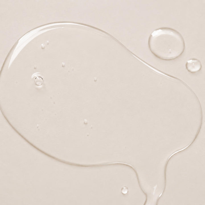 Careskin Tonic Textur Nahaufnahme – klare leichte Gesichtswasser-Textur auf beigem Hintergrund
